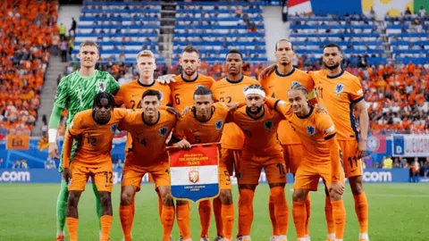 桑乔社交媒体暗示曼联遭炮轰，引发球迷热议：曼联成“囚笼”？“水货”双星引争议？